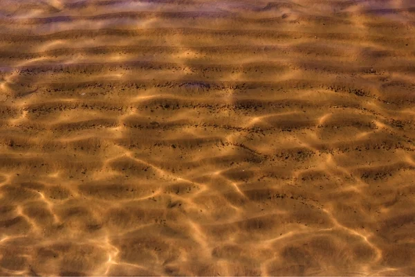 La superficie calma di acqua e sabbia — Foto Stock