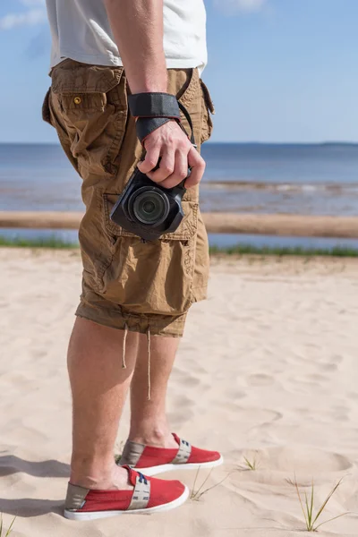 Die Erinnerung an den Urlaub und den heißen Sommer - ein Mann und eine Kamera — Stockfoto