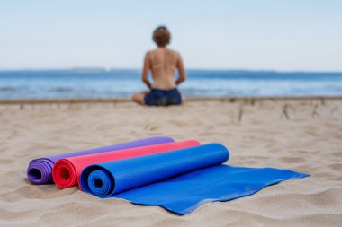 Bekleyen öğrenciler için - yoga paspaslar yalan üzerine kum