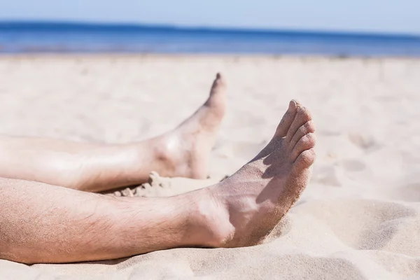 Ruhe von den Problemen - Sonnenbaden an einem einsamen Strand — Stockfoto