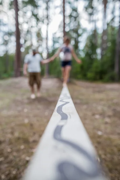 Lernen, auf einer Gratwanderung zu gehen und das Gleichgewicht zu halten. — Stockfoto