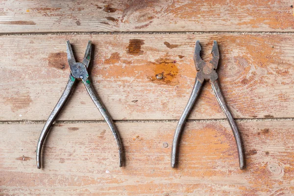 Vieux outils vintage (deux pinces sales) sur le sol en bois — Photo