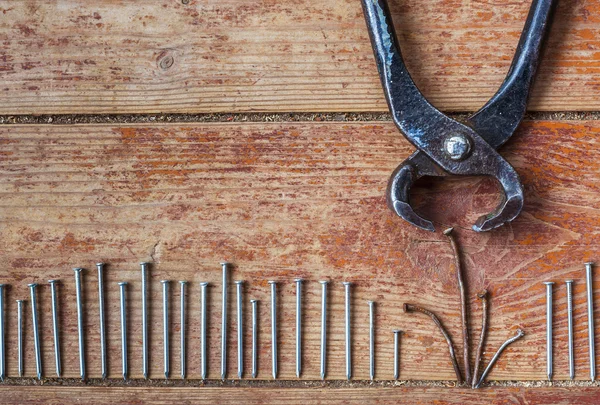 Stages of repair at home - to pull out the old nails — Stock Photo, Image