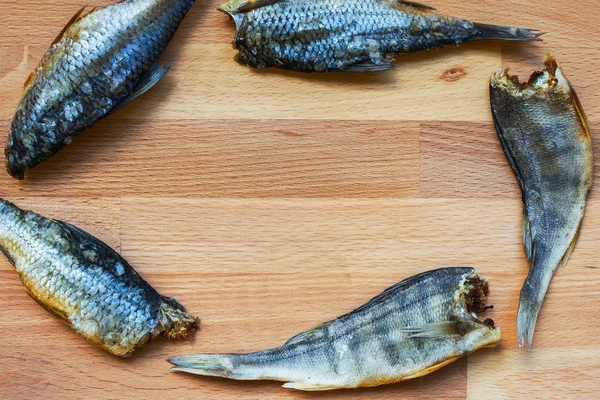 Torkad fisk - läckra mellanmål med öl. Fisk i cicle — Stockfoto