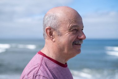 Güneşli bir günde bıyıklı yaşlı kel bir adamın portresi. Yüksek kalite fotoğraf