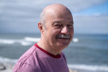 Güneşli bir günde bıyıklı yaşlı kel bir adamın portresi. Yüksek kalite fotoğraf