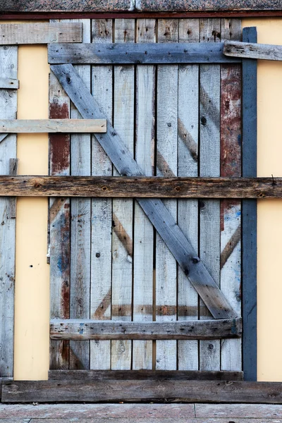 Porta velha no edifício destruído — Fotografia de Stock