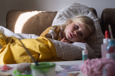 4 yaşındaki Sarışın Kız Soğuk Hava 'da Evde Battaniyenin Altında Dinleniyor. Yüksek kalite fotoğraf