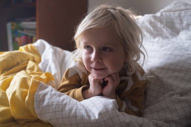 4 yaşındaki Sarışın Kız Soğuk Hava 'da Evde Battaniyenin Altında Dinleniyor. Yüksek kalite fotoğraf