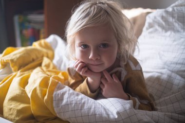 4 yaşındaki Sarışın Kız Soğuk Hava 'da Evde Battaniyenin Altında Dinleniyor. Yüksek kalite fotoğraf