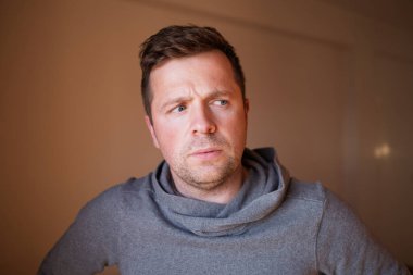 Orta Çağ Avrupalı Adam Endişeli, Sorunlarını ve Umutsuz Durumunu Düşünüyor. Yüksek kalite fotoğraf