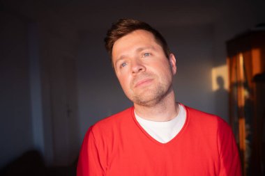 Dost canlısı bir ifadeyle kendine güvenen olgun bir erkek, istikrar ve güven kavramı. Yüksek kalite fotoğraf