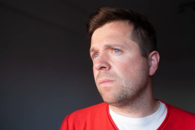 Düşünceli olgun bir erkek zor bir karar ya da strateji, vizyon kavramı veriyor. Yüksek kalite fotoğraf