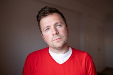 Dost canlısı bir ifadeyle kendine güvenen olgun bir erkek, istikrar ve güven kavramı. Yüksek kalite fotoğraf