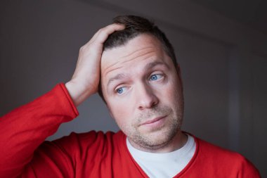 Düşünceli olgun bir erkek zor bir karar ya da strateji, vizyon kavramı veriyor. Yüksek kalite fotoğraf