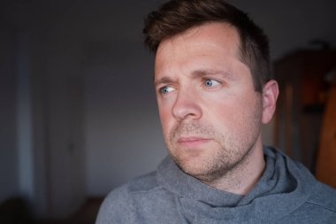 Duygusuz bir adamın portresi. Burnout ve Stres. Yüksek kalite fotoğraf