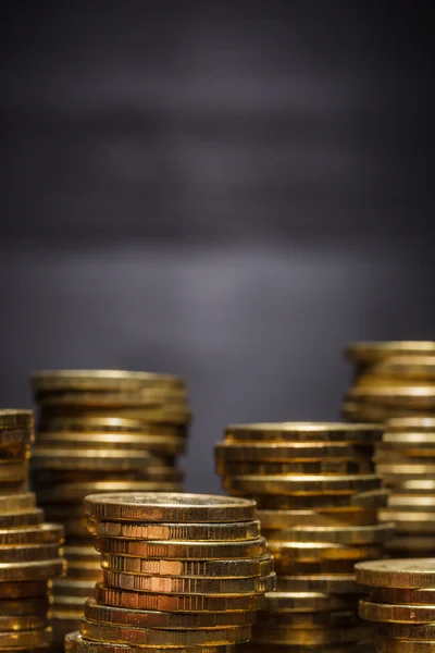 Stapels van gouden munten op zwarte achtergrond — Stockfoto