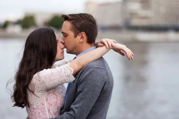 A date of two lovers on the bank of the river — Stock Photo, Image