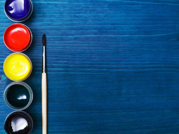 Краски и кисти для развития творческих талантов — стоковое фото