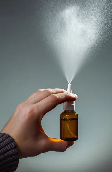 Treatment colds via a nasal spray — Stock Photo, Image