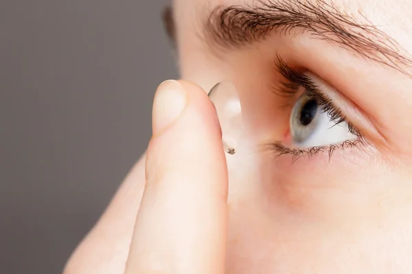 Lentes de contato - uma maneira conveniente para resolver problemas com visi — Fotografia de Stock