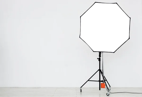 Photographic lighting in an empty studio — Stock Photo, Image