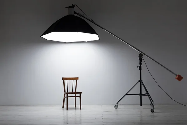 Stüdyo çekim için hazırlık: boş sandalye ve stüdyo aydınlatma — Stok fotoğraf