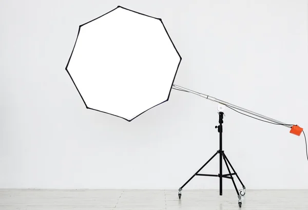 Fotografiska belysning i en tom studio — Stockfoto