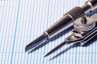 Mavi grafik kağıt üzerinde eski pergel