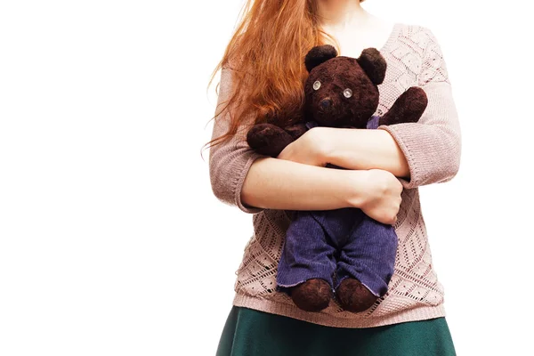 Menina abraçando seu urso de pelúcia favorito — Fotografia de Stock