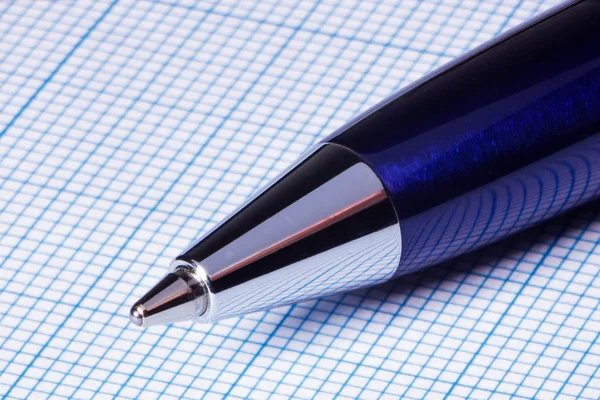 Stift in Großaufnahme auf einem Blatt Spezialpapier — Stockfoto