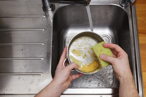 Man washing dishes without gloves — Stock Photo, Image