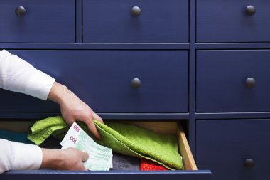 Man hides a salary in euros in a drawer