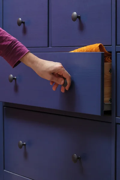 Girl closes the drawer — Stock Photo, Image