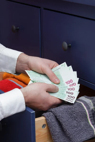 Mens telt geld voor regenachtige dag — Stockfoto