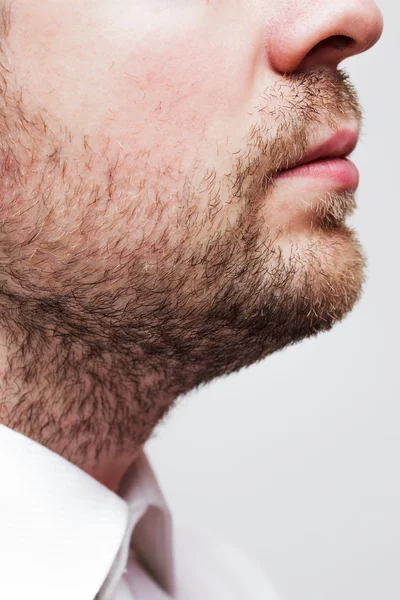 Hombre con tres días de unkempt rastrojo sin afeitar en camisa blanca —  Fotos de Stock