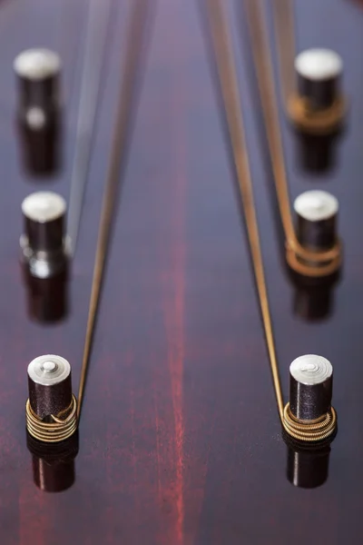 Pescoço de guitarra com cordas esticadas. vista de perto — Fotografia de Stock