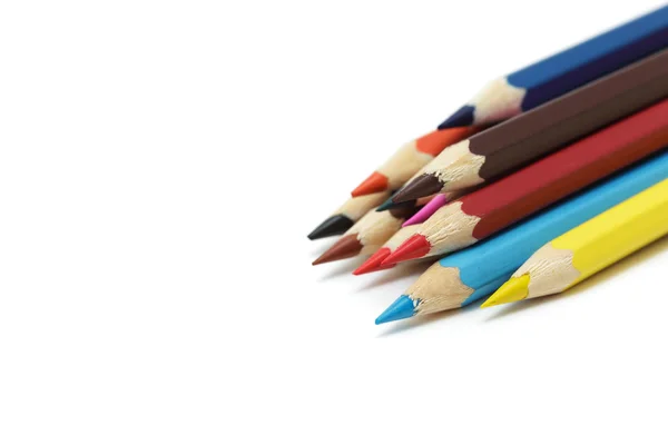 Острые заточенные цветные карандаши на белом фоне - государственная — стоковое фото