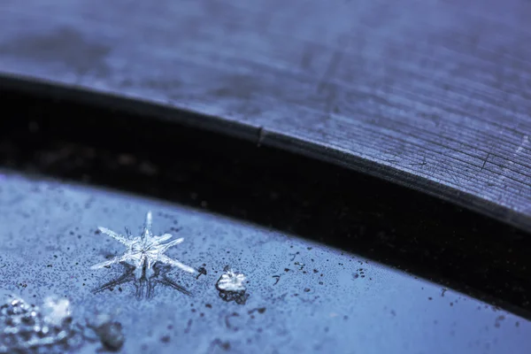 Schneeflocken schweben in einem staubigen Raum. — Stockfoto