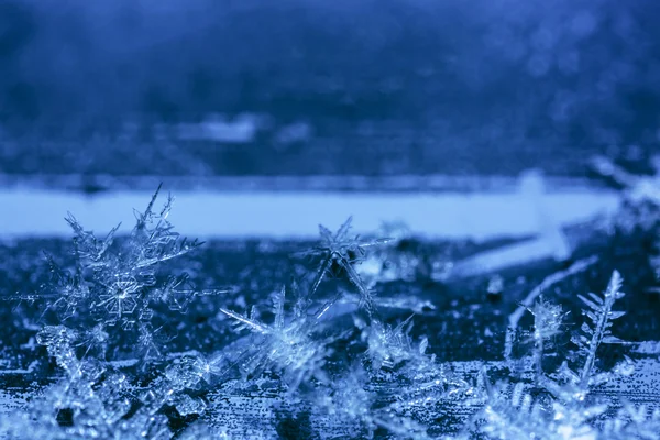 Copos de nieve flotando en un espacio polvoriento . — Foto de Stock