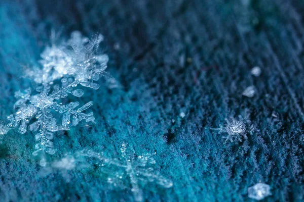 Flocos de neve flutuando em um espaço empoeirado . — Fotografia de Stock