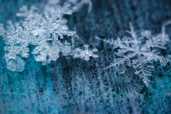 Flocos de neve flutuando em um espaço empoeirado . — Fotografia de Stock