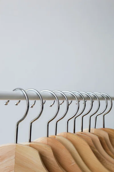 Houten heldere hangers voor jas en jurk op de pijnbank — Stockfoto