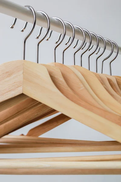 Houten heldere hangers voor jas en jurk op de pijnbank — Stockfoto