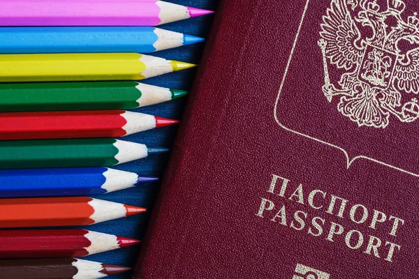 Matite colorate e un passaporto. documenti viziati — Foto Stock