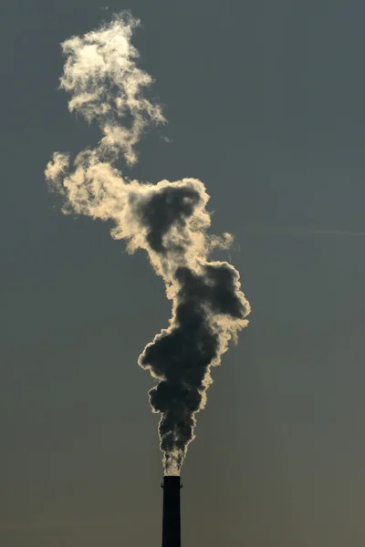 Дымоход с плотным дымом — стоковое фото
