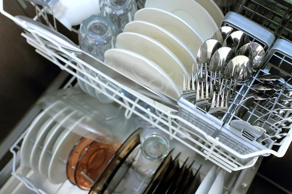 Nettoyer le vaisselle — Photo