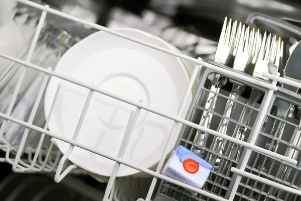 Закладка посудомоечной машины — стоковое фото