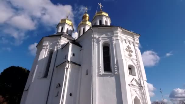 実行中の雲の下にあるChernihiv Collegum 雲の迅速な動きは時間の経過を象徴しています — ストック動画