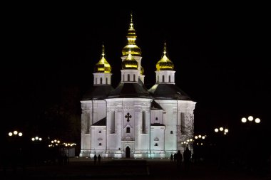 Bir kış akşamında antik Chernigov kenti. Fotoğraf akşam saatlerinde antik Chernigov şehrinde çekildi..